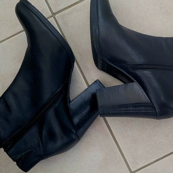 Le Chateau Ankle Boots - Picture 3 of 3